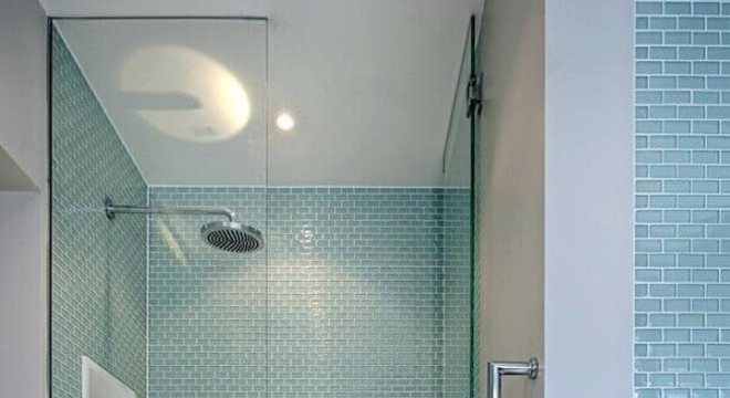 banheiro decorado com pastilhas de vidro azul 