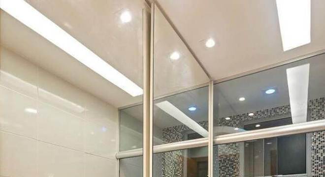 banheiro decorado com pastilhas de vidro e bancada de granito