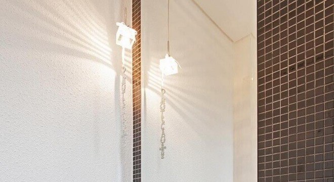 banheiro decorado com pastilhas de vidro preta 