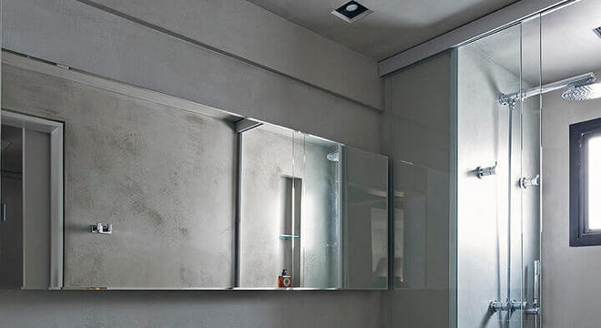 banheiro moderno com parede cinza de cimento queimado