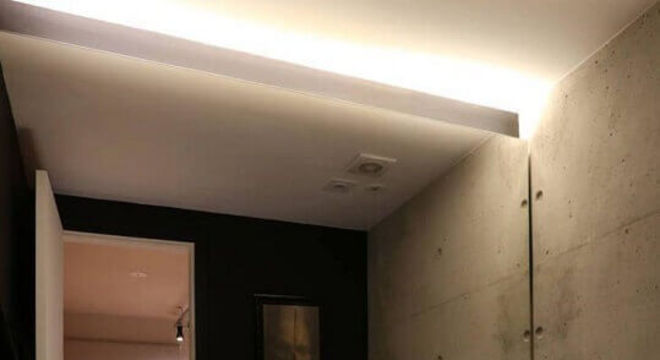 banheiro moderno decorado com tonel azul 