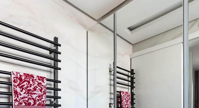 banheiro moderno decorado na cor branca e preto 