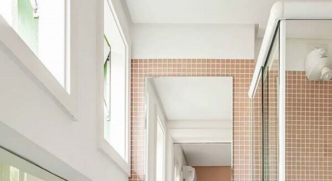 banheiro pequeno decorado com duas cores de pastilhas de vidro