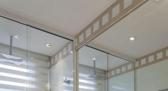 Banheiro simples em mármore com cores neutras