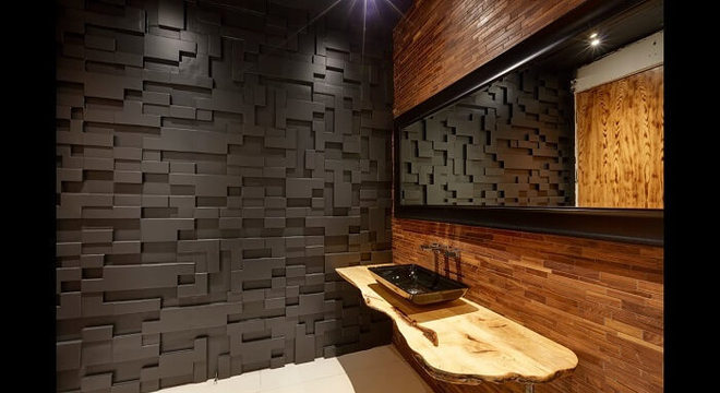 Banheiro sofisticado conta com placa de gesso 3D em tom preto