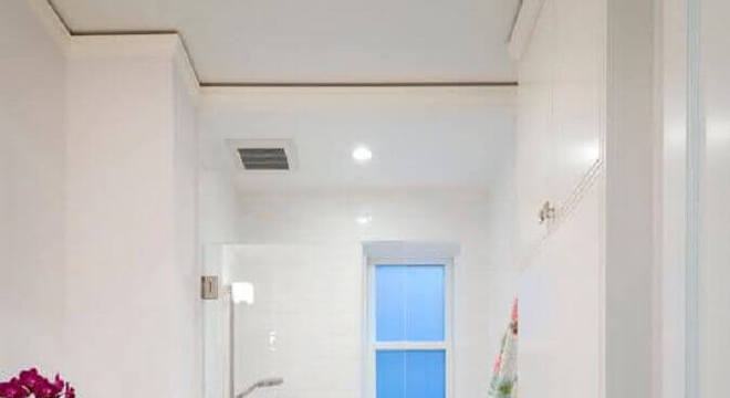 banheiro todo branco com banheira