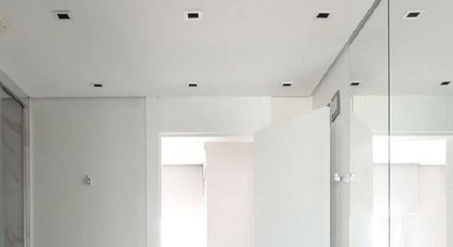 banheiro todo branco planejado 