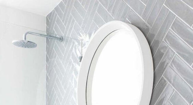 banheiros-decorados-com-papel-de-parede-cinza-the-stablesco