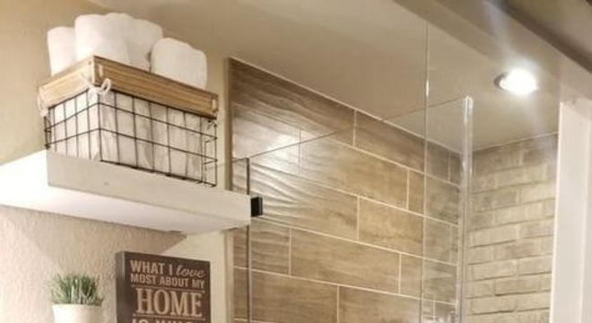 banheiros-decorados-com-prateleiras-espaco-mulher