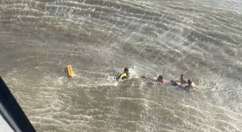 Banhistas se afogam em praia do Paraná e são resgatados de helicóptero; VÍDEO