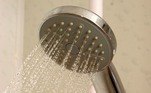 7. Tome banhos rápidos e convença a família a também ser mais ágil; o chuveiro elétrico é um dos maiores
consumidores de energia elétrica de uma casa, por isso, sempre que possível, coloque-o na posição verão e o deixe desligado ao ensaboar o corpo ou ao passar xampu e condicionador nos cabelos. Cuidados na instalação também são fundamentais para evitar choques, acidentes e desperdício de energia