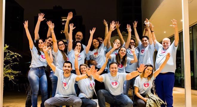 Voluntários ajudam nessa ação social
