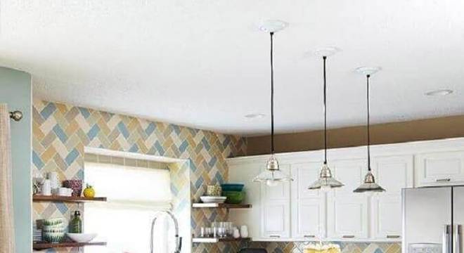 banqueta de madeira para cozinha amarela com revestimento colorido 