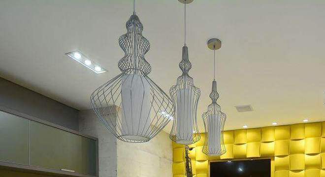 banqueta para cozinha amarela com bancada de madeira 