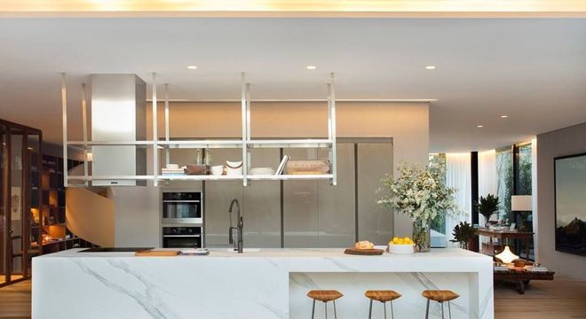 banquetas - ambiente amplo e integrado com bancada branca 