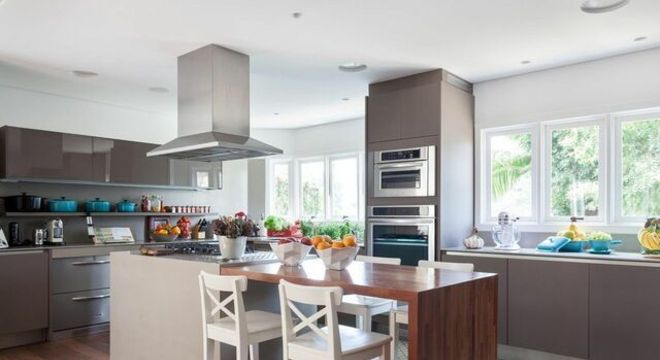 banquetas - banquetas de madeira branca e bancada em silestone 