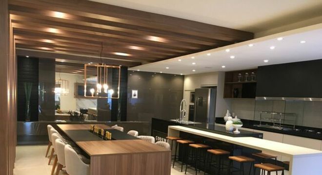 banquetas - cadeiras com estofado branco e banqueta pretas