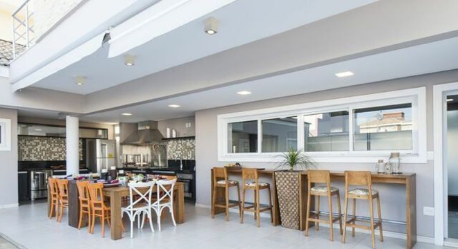 banquetas - cadeiras de madeira colorida e banquetas estofadas 