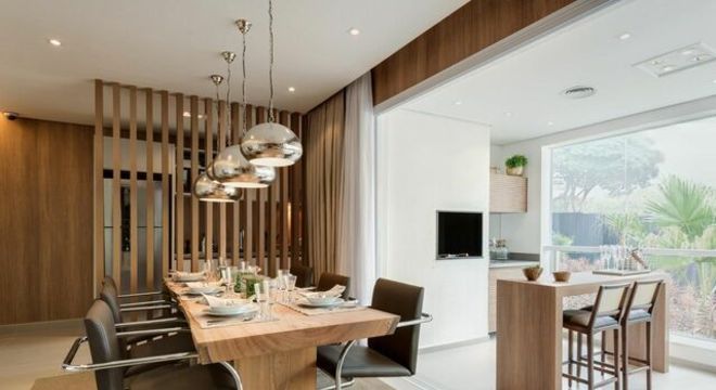 banquetas - mesa de jantar de madeira e cadeiras de couro preto 