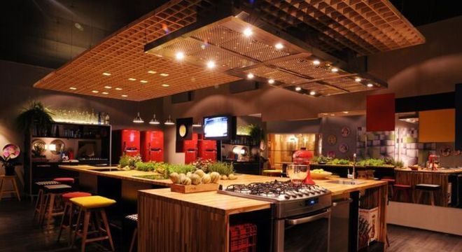 banquetas - piso de madeira com bancada de madeira 