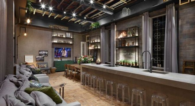 banquetas - pisos de madeira e bancadas transparentes 