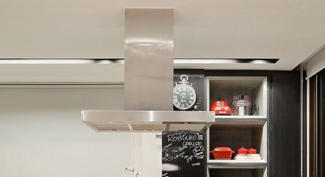 banquetas vermelhas para cozinha com ilha central 