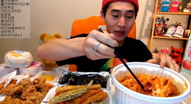 Com 3,3 milhões de seguidores, o coreano Banzz recebe em média meio milhão de visualizões em seus vídeos de 'mukbang'