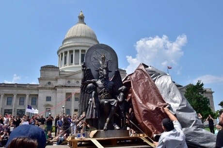 Estátua satanista foi instalada no Capitólio de Arkansas