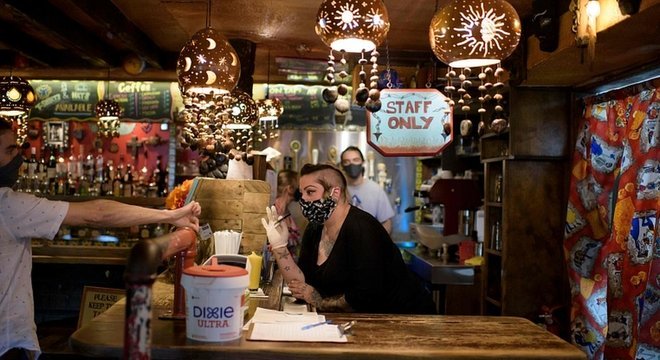 Bares como esse em Houston, no estado do Texas, vão precisar fechar novamente, mas podem executar entregas ou serviços de delivery