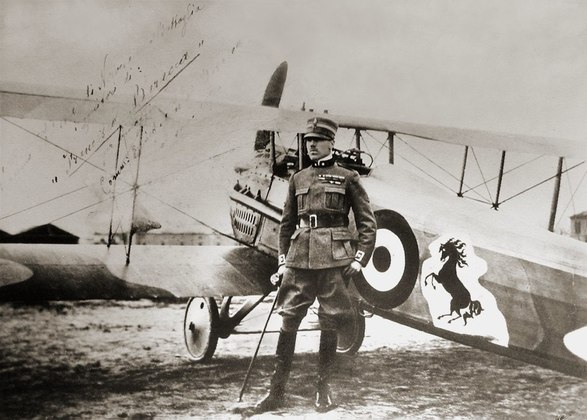  Baracca foi piloto da força aérea italiana na Primeira Guerra Mundial e pintou o cavalo na lateral dos aviões. Ele foi abatido durante uma missão em 19/6/1918, aos 30 anos.