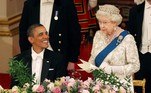 O ex-presidente Barack Obama, ao lado de Elizabeth 2ª, durante um evento no Palácio de Buckingham, residência oficial da monarca, em 2011