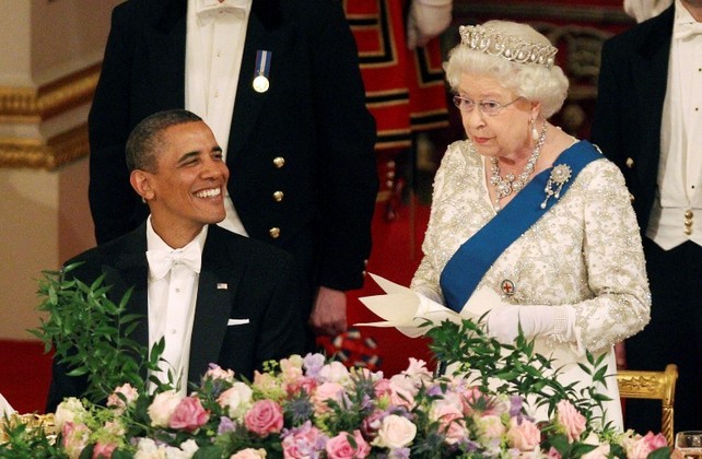 O ex-presidente Barack Obama, ao lado de Elizabeth 2ª, durante um evento no Palácio de Buckingham, residência oficial da monarca, em 2011
