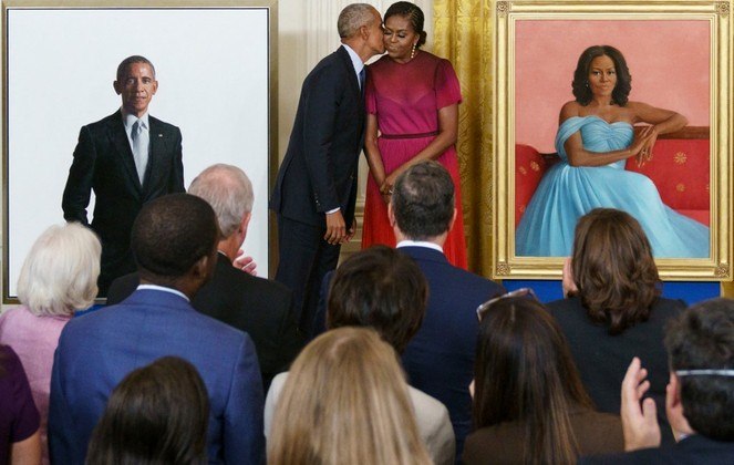 Michelle Obama, em um discurso muito mais político que o do marido, insistiu no símbolo representado por esses retratos do primeiro presidente e a primeira primeira-dama negros dos Estados Unidos. 