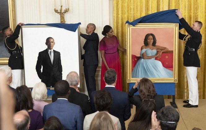 Ele com muito humor e ela com seriedade, Barack e Michelle Obama revelaram nesta quarta-feira (7) os retratos oficiais na Casa Branca, retomando uma tradição de cortesia política interrompida por Donald Trump. 