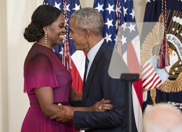 Barack Obama fez algumas piadas sobre a visita à Casa Branca e sobre o retrato, lamentando que o artista não escondesse os cabelos brancos ou reduzisse o tamanho das orelhas
