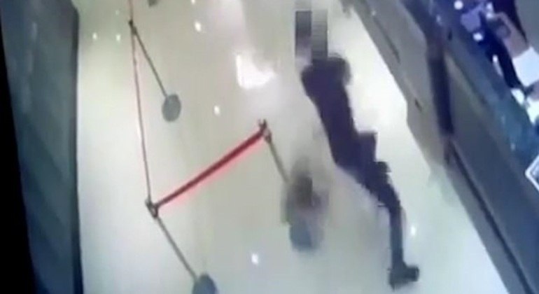 Vídeo mostra momento em que homens entram correndo no restaurante
