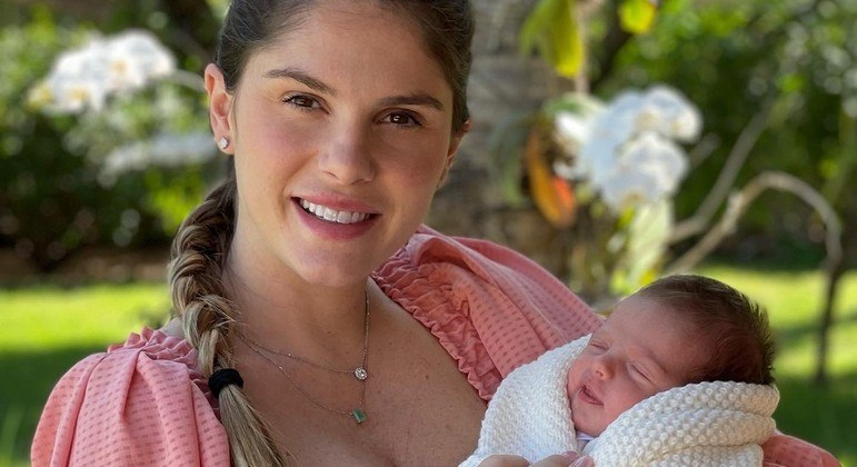 Bárbara Evans e a filha Ayla, que nasceu no início deste mês