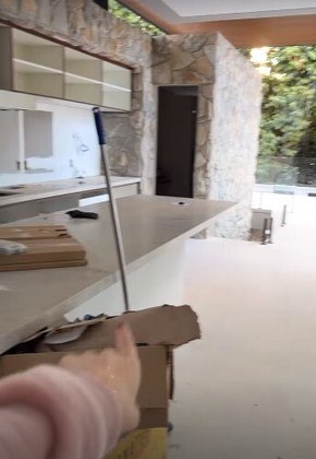 No espaço gourmet, ficam uma churrasqueira a gás, uma bancada para o preparo de comidas e também um banheiro para quem for usar a piscina