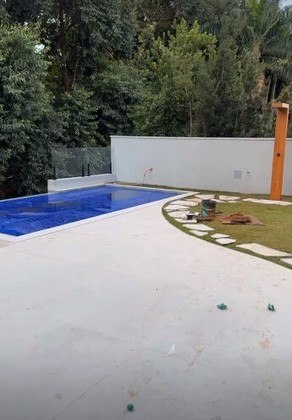 A modelo gravou a área externa e explicou por que não construiu uma grande piscina no jardim. 