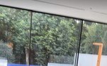 As salas de estar e de jantar serão integradas. Esse ambiente conta com uma grande janela de vidro, com vista para área externa, e com uma adega embutida na parede que vai do chão até o teto