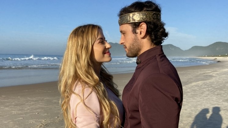Barbara França também ama gravar na praia e estar contato com a natureza. Ela revelou ao site oficial que jogou vôlei de praia durante dez anos, além de ter carteirinha de mergulhadora. A atriz gravou com os vestidos de Abisague e precisou entrar na água. 