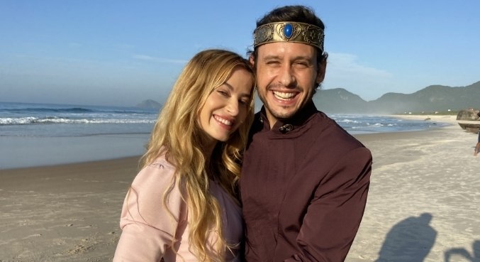 Barbara França e Guilherme Dellorto amam praia e adoraram gravar cenas de Reis no local