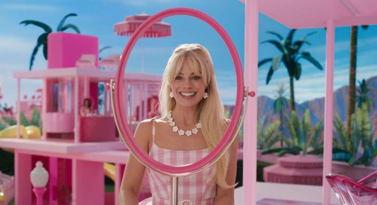Barbie (Margot Robbie) em sua Barbielândia