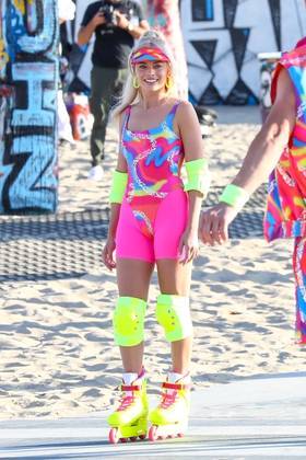 Com um visual bastante colorido e fluorescente, os atores, que vão interpretar Barbie e Ken, andaram de patins pela orla da praia