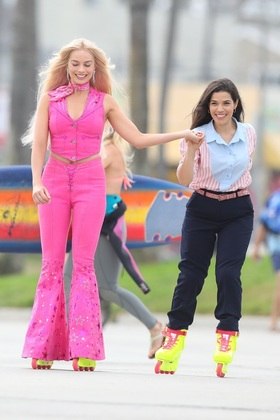 Barbie está sendo dirigido pela cineasta Greta Gerwig, de Lady Bird e Adoráveis Mulheres, e a estreia está programada para julho de 2023