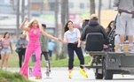 Margot andou de patins usando uma roupa totalmente rosa, ao lado da atriz America Ferrera