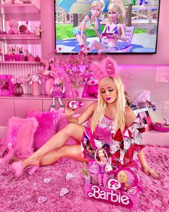 Bruna BarbieEm uma casa totalmente rosa, com móveis, piscina, carro e roupas cor-de-rosa, mora a influenciadora brasileira Bruna Peres. Natural de Curitiba (PR), ela sempre foi tão fascinada pela cor que, ainda na escola, recebeu o apelido de Bruna Barbie, o que a tornou conhecida até fora do país. Hoje, ela acumula 20,2 milhões de seguidores no TikTok e outros 476 mil no Instagram e, com um estilo de vida parecido ao da boneca, também é considerada uma Barbie humana