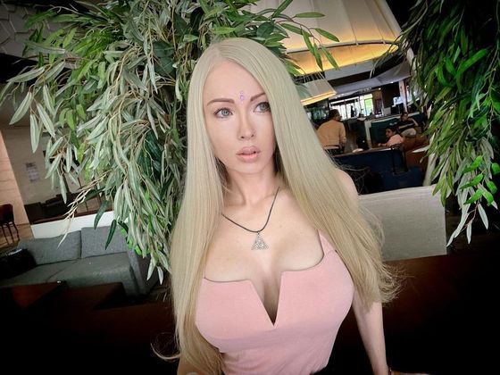 Valeria LukyanovaCom 1,9 milhão de seguidores, a modelo ucraniana Valeria Lukyanova ficou famosa, em 2012, pelo título de Barbie Humana após surgir em um artigo do site americano Jezebel. No entanto, diferente de outras Barbies, ela afirma que a única cirurgia plástica que fez para ficar mais semelhante à boneca foi o implante de silicone nos seios. Apesar disso, Valeria usa lentes de contatos para fazer os olhos parecerem maiores, maquiagens e filtros para afinar o nariz. Ela é considerada por muitas pessoas como a primeira Barbie humana a surgir na internet