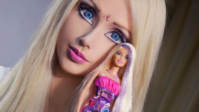 Modelo Ucraniana igual à boneca Barbie - Fugir à Crise