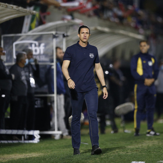 Barbieri comanda o RB Bragantino na beira do gramado